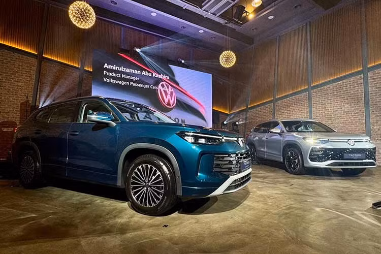 Volkswagen đã chính thức giới thiệu mẫu xe Tayron với khách hàng tại thị trường Malaysia với 2 phiên bản là Elegance và R-Line. Giá bán của phiên bản tiêu chuẩn Elegance là 190.660 RM (khoảng 1,239 tỷ đồng). Trong khi đó, bản R-Line có giá dự kiến từ 259.000-269.000 RM (khoảng 1,638-1,748 tỷ đồng).