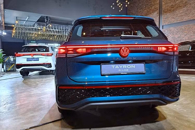 So với Tiguan thế hệ thứ 3 mà mẫu xe này phát triển dựa trên, Tayron dài hơn 253 mm, rộng hơn 10 mm và cao hơn 21 mm. Nếu so với Tiguan Allspace trước đây, mẫu SUV mới dài hơn 66 mm, rộng hơn 13 mm và chiều dài cơ sở tăng thêm 2 mm.