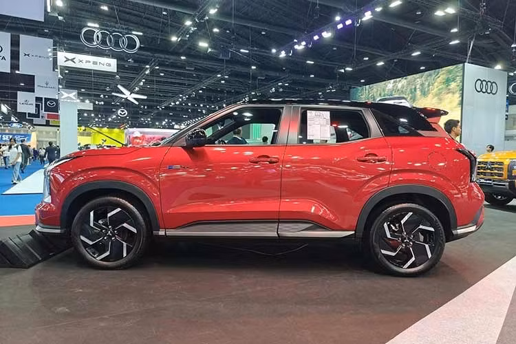 Mitsubishi chưa công bố tên mẫu xe, song nhiều nguồn tin tại Indonesia cho rằng nhân vật chính nhiều khả năng là Mitsubishi Xforce HEV. Nhận định này xuất phát từ hình ảnh teaser cho thấy cụm đèn trước của xe có nhiều nét tương đồng với Xforce và Destinator.