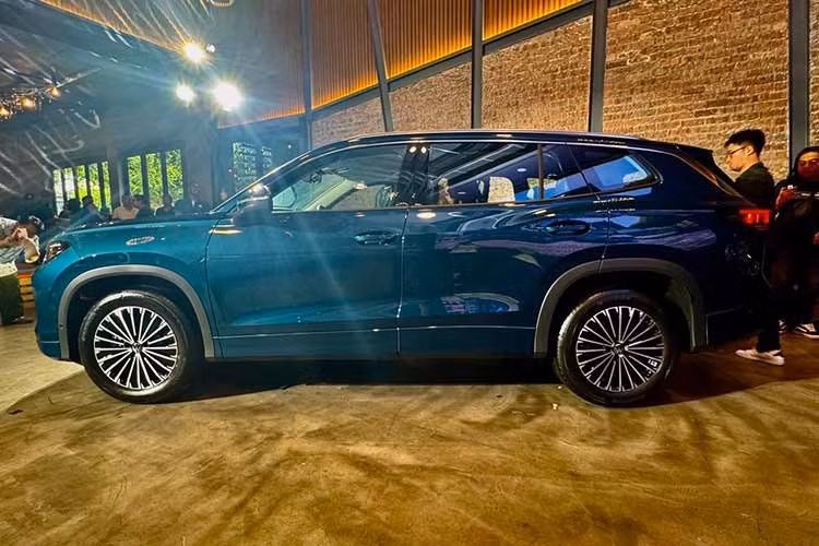 Volkswagen Tayron Elegance được trang bị động cơ xăng tăng áp eTSI 4 xi-lanh, dung tích 1.5L, kết hợp hệ thống mild hybrid 48 V, cho công suất tối đa 150 mã lực cùng mô-men xoắn cực đại 250 Nm trong dải vòng tua từ 1.500-3.500 vòng/phút. Xe sử dụng hộp số tự động ly hợp kép 7 cấp và được tích hợp công nghệ ngắt xi-lanh chủ động Active Cylinder Management khi vận hành ở tải trọng thấp đến trung bình.