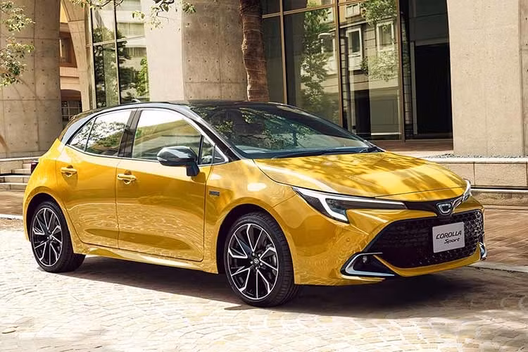 Toyota Corolla Sport G Z Active Elegance vừa ra mắt tại Nhật Bản nhằm kỷ niệm 60 năm ra đời dòng xe Corolla. Đây là mẫu xe mới nhất trong loạt phiên bản đặc biệt được hãng xe Nhật Bản tung ra nhân dịp cột mốc này, sau Corolla Active Sport và Corolla Cross Z Adventure.