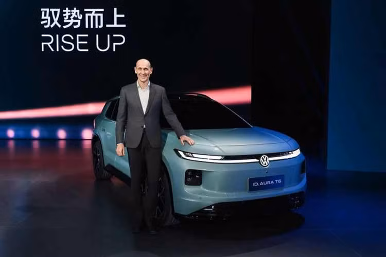 Volkswagen ID. Aura T6 là mẫu xe SUV điện được phát triển riêng cho thị trường Trung Quốc do liên doanh FAW-Volkswagen nghiên cứu và sản xuất, đồng thời tích hợp công nghệ của Xpeng nhằm tăng sức cạnh tranh trong phân khúc xe năng lượng mới (NEV). Trước đó, Volkswagen ID. Aura T6 đã lần đầu tiên trình làng tại Triển lãm Ô tô Bắc Kinh 2026 diễn ra vào tháng 4 năm nay.
