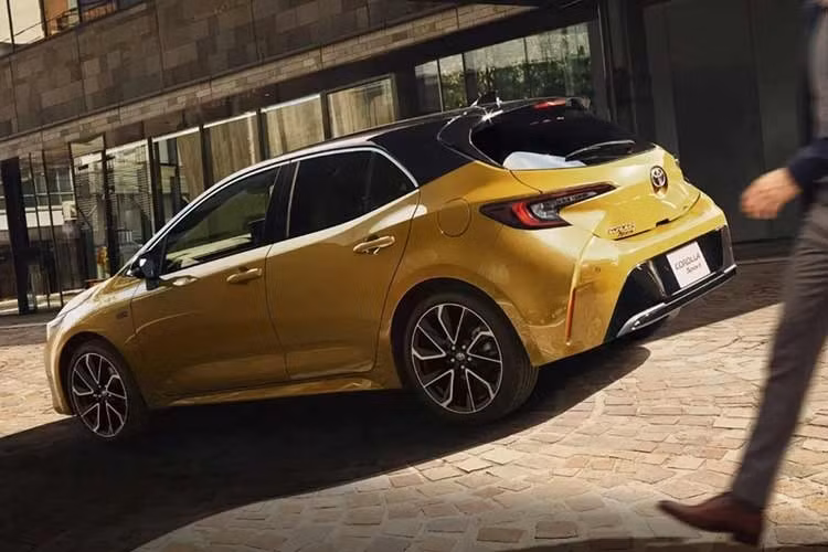 Điểm nhấn lớn nhất của mẫu xe Toyota Corolla Sport G Z Active Elegance phiên bản đặc biệt kỷ niệm 60 năm ra đời này nằm ở tùy chọn sơn ngoại thất hai tông màu đen - vàng mù tạt (Black and Mustard) hoàn toàn mới.
