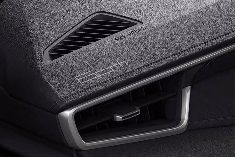 Bên cạnh việc ra mắt phiên bản mới, Toyota cũng nâng cấp bản G Z tiêu chuẩn bằng cách trang bị bộ mâm 18 inch tương tự và điều chỉnh danh mục màu sơn.