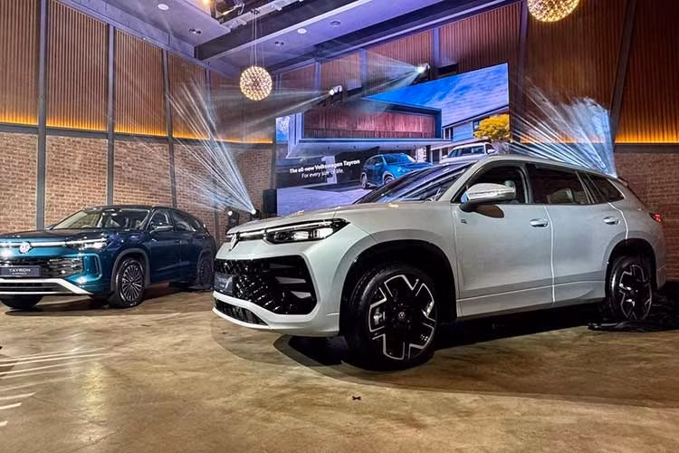 Volkswagen Tayron tại Malaysia có 5 màu sơn ngoại thất cho cả hai phiên bản Elegance và R-Line, gồm trắng Oryx White, đen Grenadilla Black, xám Dolphin Grey, xanh dương Nightshade Blue và bạc Oyster Silver. Sau Malaysia, Volkswagen Tayron 2027 có thể sẽ được bán ở Việt Nam để thay thế đàn anh Tiguan.