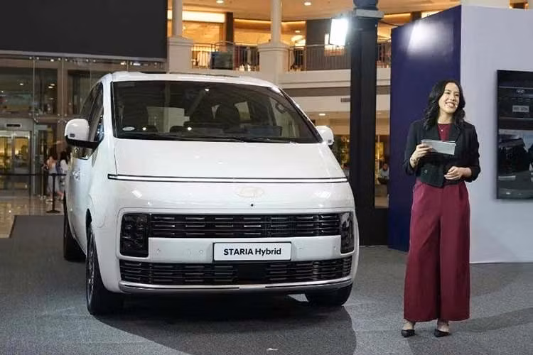Với việc đưa Staria Hybrid ra thị trường, Hyundai Philippines lần đầu có một mẫu MPV sử dụng hệ truyền động xăng lai điện. Sản phẩm mới góp phần hoàn thiện danh mục hybrid của hãng ở Philippines, bên cạnh các dòng Tucson, Santa Fe và Palisade đang được phân phối.