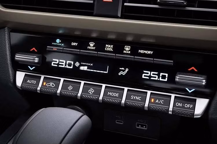 Kết hợp với mô-tơ điện, hệ thống hybrid của mẫu xe SUV đô thị Mitsubishi Xforce Hybrid mới này đạt tổng công suất 116 mã lực và mô-men xoắn cực đại 255 Nm.