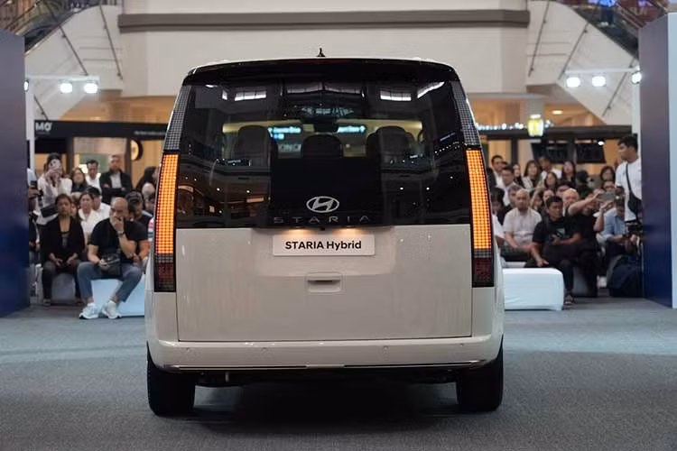Hyundai Staria Hybrid tại Philippines gồm 5 phiên bản, đáp ứng nhu cầu chở 7, 9 hoặc 11 người. Giá bán khởi điểm là 1,999 triệu peso (khoảng 851 triệu đồng) cho bản GL 9 chỗ. Khách hàng tại Philippines có thể chọn một trong ba màu sơn: trắng Creamy White, đen Abyss Black Pearl hoặc bạc Shimmering Silver Metallic.