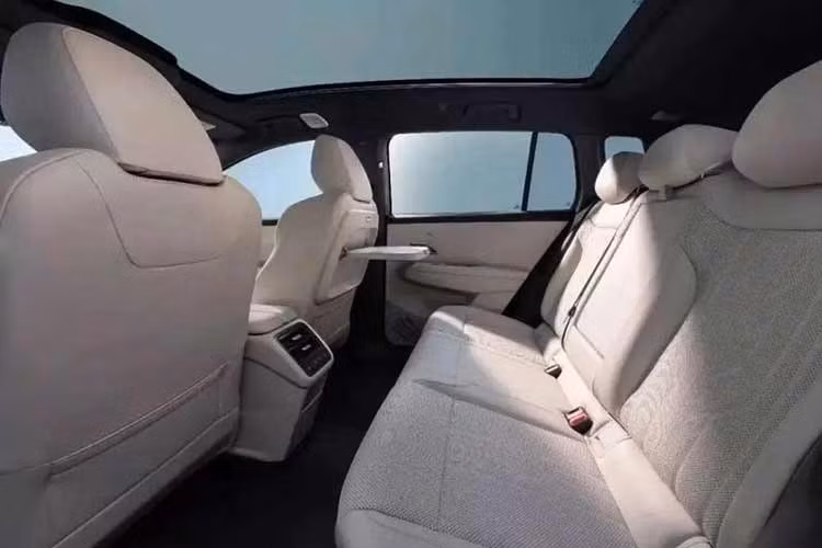 Xe còn được trang bị cửa sổ trời toàn cảnh đi kèm rèm che nắng chỉnh tay. So với rèm chỉnh điện, giải pháp này được đánh giá phù hợp hơn cho nhu cầu sử dụng hằng ngày nhờ tính thực dụng và độ ổn định. Ngoài ra, xe còn sở hữu khoang hành lý phía trước với dung tích lớn, góp phần gia tăng không gian chứa đồ.