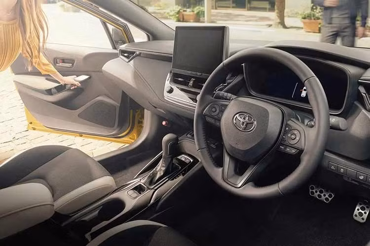 Bên trong khoang lái, Toyota Corolla Sport G Z Active Elegance phiên bản đặc biệt này cũng sử dụng ghế bọc da thật kết hợp vật liệu Brannove có bề mặt tương tự da lộn, phối hai tông màu Chateau và đen.