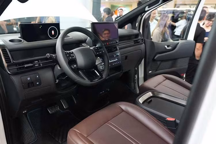 Khoang hành khách của Hyundai Staria Hybrid có ba tùy chọn cấu hình, gồm 7, 9 và 11 chỗ. Vật liệu bọc ghế được phân cấp theo từng biến thể: bản GL dùng nỉ, GLS sử dụng da tổng hợp, Premium được bọc da, còn Premium Plus dùng da Nappa.