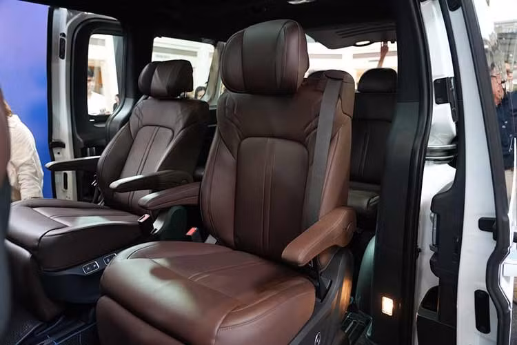 Hyundai Staria Hybrid được trang bị động cơ xăng tăng áp Smartstream 1.6 T-GDi, phối hợp với mô-tơ điện và hộp số tự động 6 cấp. Cấu hình này tạo ra tổng công suất 245 mã lực. Riêng động cơ đốt trong đạt mô-men xoắn cực đại 265 Nm trong dải vòng tua 1.500-4.500 vòng/phút, còn mô-tơ điện có mô-men xoắn tối đa 304 Nm. Nhà sản xuất công bố khả năng vận hành đạt tối đa 17,7 km với mỗi lít nhiên liệu, tương ứng khoảng 5,65 lít/100 km.