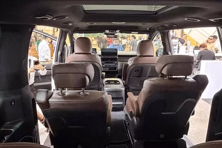 Trang bị hỗ trợ người lái được phân cấp rõ rệt giữa các phiên bản. Premium và Premium Plus có ga tự động thích ứng tích hợp chức năng Stop &amp; Go, hỗ trợ giữ làn và duy trì xe ở giữa làn đường, phanh tránh va chạm phía trước, cảnh báo và hỗ trợ tránh va chạm điểm mù, cảm biến đỗ xe phía trước, hai bên và phía sau cùng hệ thống camera toàn cảnh. Hai bản này sử dụng 6 túi khí.