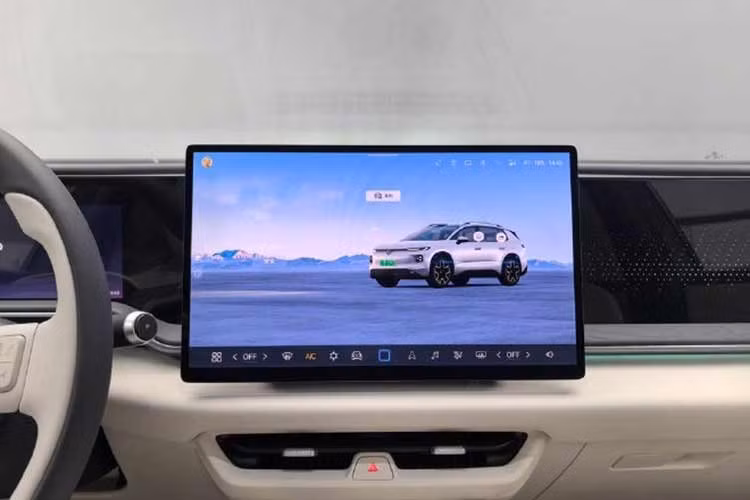 Là mẫu xe phù hợp với nhu cầu di chuyển hằng ngày, Volkswagen ID. Aura T6 được bổ sung nhiều chi tiết tiện dụng, trong đó lưng ghế phụ phía trước tích hợp bàn gập nhỏ một bên để đặt đồ cá nhân hoặc máy tính bảng. Khả năng biến đổi không gian nổi bật khi hai ghế trước có thể ngả phẳng hoàn toàn, kết nối với đệm ghế sau để tạo thành một mặt phẳng lớn, đáp ứng nhiều mục đích...