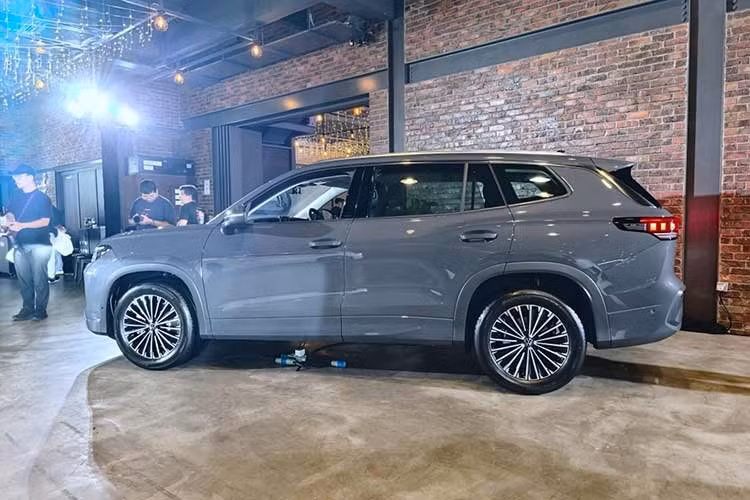 Đóng vai trò kế nhiệm Tiguan Allspace trong phân khúc SUV 3 hàng ghế của Volkswagen, Tayron 2027 mới sở hữu kích thước dài x rộng x cao lần lượt 4.792 x 1.852 x 1.660 mm và chiều dài cơ sở 2.788 mm.