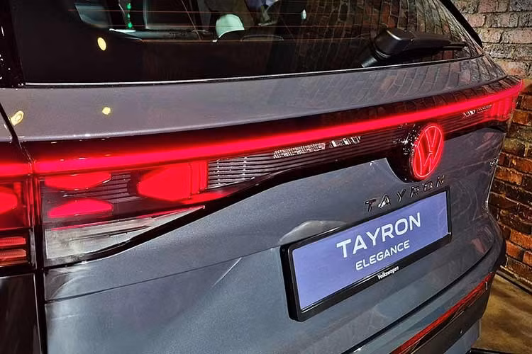 Theo công bố của hãng, Volkswagen Tayron Elegance tăng tốc từ 0-100 km/h trong 9,6 giây trong khi con số tương ứng của bản R-Line là 6,1 giây. Hệ thống treo trên Tayron gồm MacPherson phía trước và đa liên kết đằng sau.