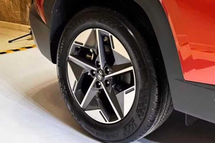 Mẫu xe SUV Hyundai Tucson Hybrid 2026 mới vẫn sẽ tiếp tục được trang bị lưới tản nhiệt tích hợp hệ thống đèn LED ban ngày, cụm đèn hậu kéo dài cùng bộ mâm hợp kim 18 inch như phiên bản hiện tại đang bán ra tại thị trường Việt Nam.