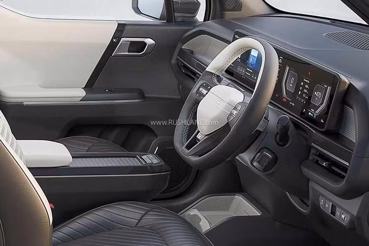 Kia Syros EV được phát triển trên nền tảng khung gầm K1 gia cường. Hệ thống phanh tái tạo năng lượng tận dụng động năng của xe trong quá trình giảm tốc để sạc lại pin. Người lái có thể điều chỉnh mức độ tái tạo thông qua lẫy chuyển sau vô lăng. Chế độ Auto sẽ tự động điều chỉnh cường độ tái tạo năng lượng.