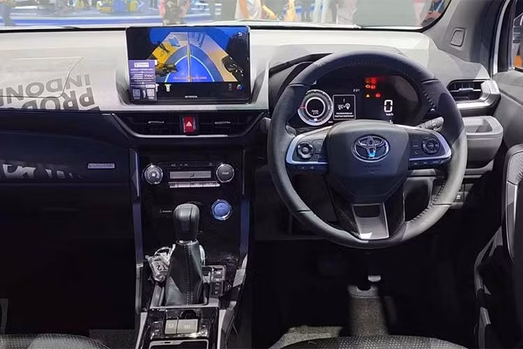 Việc sở hữu khối động cơ Hybrid tiết kiệm xăng hơn được xem là lợi thế đáng chú ý đối với nhóm khách hàng sử dụng xe thường xuyên hoặc khai thác dịch vụ vận tải hành khách. Khi chính thức mở bán, Toyota Veloz Hybrid sẽ trở thành mẫu MPV cỡ nhỏ thứ hai tại Việt Nam sở hữu hệ truyền động hybrid, sau Suzuki XL7 Hybrid.