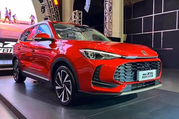 MG Motor Indonesia đã chính thức bước chân vào thị trường SUV hybrid cỡ nhỏ bằng việc ra mắt mẫu xe MG ZS Hybrid+. Dòng xe này kết hợp giữa động cơ xăng truyền thống và mô-tơ điện, đánh dấu bước đi chiến lược nhằm mở rộng danh mục xe điện hóa của thương hiệu tại nền kinh tế lớn nhất Đông Nam Á.