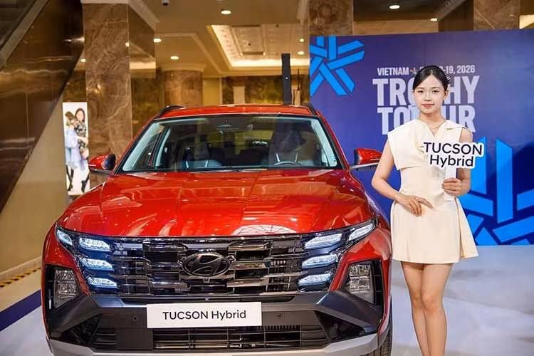 Quan sát mẫu xe trưng bày tại Hà Nội, có thể thấy Hyundai Tucson Hybrid 2026 mới không có nhiều khác biệt về ngoại thất so với các phiên bản Tucson đang phân phối tại Việt Nam.