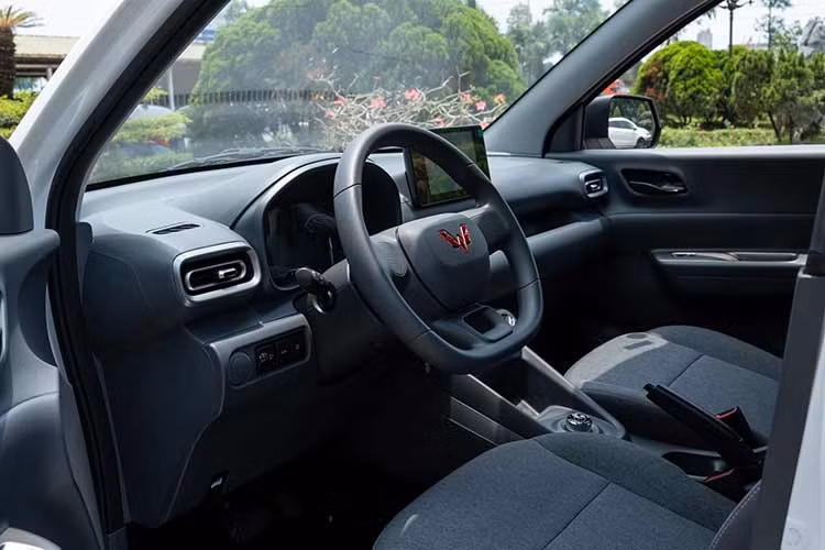 Khoang lái của Wuling Grango được trang bị màn hình cảm ứng trung tâm 8 inch hỗ trợ Bluetooth, USB, radio và camera lùi. Phía sau vô-lăng là màn hình hiển thị thông tin 3,5 inch. Xe còn có điều hòa chỉnh cơ với cửa gió dành cho cả hàng ghế trước và phía sau, vô-lăng trợ lực điện EPS, cổng USB và nguồn điện 12V.