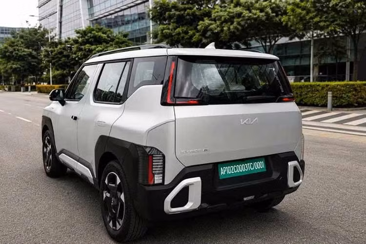 Khi mua Kia Syros EV, khách hàng Ấn Độ có thể lựa chọn giữa pin dung lượng 42 kWh hoặc 51,4 kWh. Đây cũng là hai tùy chọn pin đang được trang bị trên Kia Carens Clavis EV. Cả hai đều sử dụng công nghệ pin 3 thành phần niken-mangan-coban (NMC). Bộ pin đạt chuẩn chống bụi, chống nước IP67 và được Kia áp dụng chính sách bảo hành trọn vòng đời xe (15 năm).