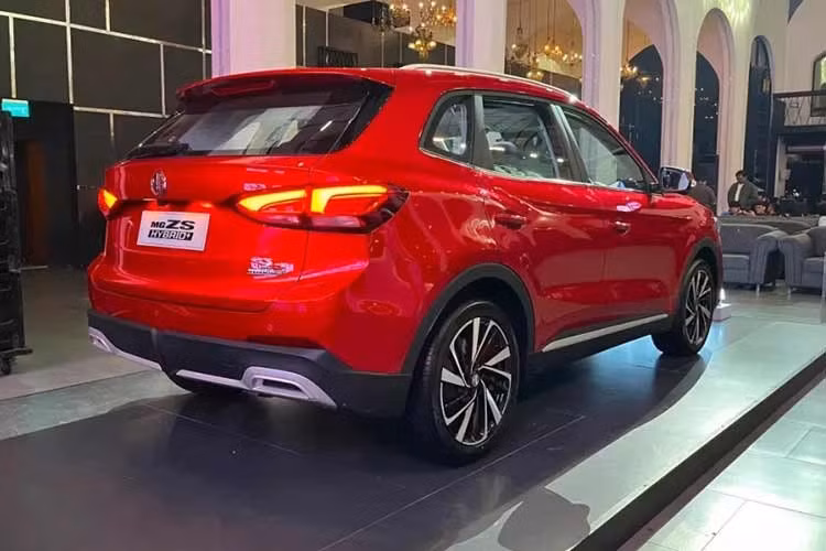 Về ngoại hình, MG ZS Hybrid+ được định vị ở phân khúc SUV đô thị, xe có kích thước dài x rộng x cao lần lượt là 4.430 x 1.818 x 1.635 mm, cùng chiều dài cơ sở 2.610 mm. Kích thước này có phần nhỉnh hơn so với các đối thủ cùng phân khúc, mang lại lợi thế lớn về không gian nội thất.