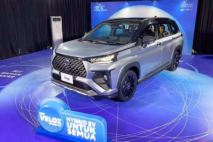 Theo một số nguồn tin, mẫu xe Toyota Veloz Hybrid mới sẽ được phân phối dưới dạng nhập khẩu nguyên chiếc từ Indonesia trong giai đoạn đầu trước khi chuyển sang lắp ráp trong nước. Toyota dự kiến nội địa hóa Veloz Hybrid sau khi dây chuyền lắp ráp xe hybrid tại nhà máy Phú Thọ hoàn thiện.