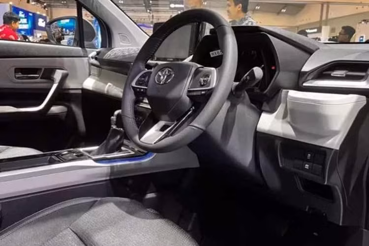 Tuy nhiên, khác với hệ thống mild-hybrid trên "người đồng hương" Suzuki XL7 chỉ hỗ trợ động cơ xăng, Veloz Hybrid sử dụng công nghệ full-hybrid, cho phép mô-tơ điện vận hành độc lập trong một số điều kiện khi dung lượng pin đáp ứng.