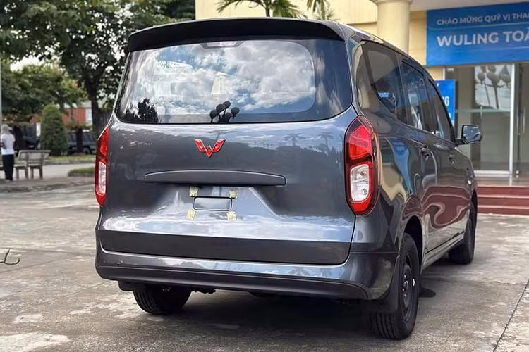Các tính năng an toàn trên Wuling Grango gồm hệ thống chống bó cứng phanh ABS, phân phối lực phanh điện tử EBD, camera lùi và hệ thống giám sát áp suất lốp TPMS dạng gián tiếp. Ngoài ra, mẫu MPV điện còn được trang bị chức năng tự động khóa cửa theo tốc độ, tự động mở khóa khi xảy ra va chạm, khóa trẻ em ở cửa sau và hệ thống cảnh báo người đi bộ.