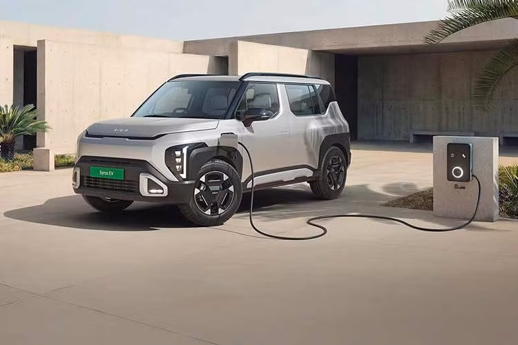 Theo chứng nhận ARAI của Ấn Độ, pin 42 kWh cung cấp phạm vi di chuyển 443 km sau một lần sạc đầy. Con số tương ứng của pin 51,4 kWh là 526 km. Xe hỗ trợ sạc nhanh DC công suất 100 kW, cho phép sạc pin từ 10% lên 80% trong 39 phút. Việc sạc tại nhà và nơi làm việc được thực hiện thông qua bộ sạc chậm AC với công suất 10,8 kW.
