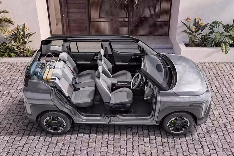 Các tính năng kết nối tập trung trên nền tảng Kia Connect 2.0 với hơn 95 chức năng. Hệ thống hỗ trợ cập nhật phần mềm qua mạng (Over-the-Air) cho phép nâng cấp các tính năng tương thích mà không cần đưa xe đến xưởng dịch vụ. Xe cũng hỗ trợ kết nối Android Auto và Apple CarPlay không dây.