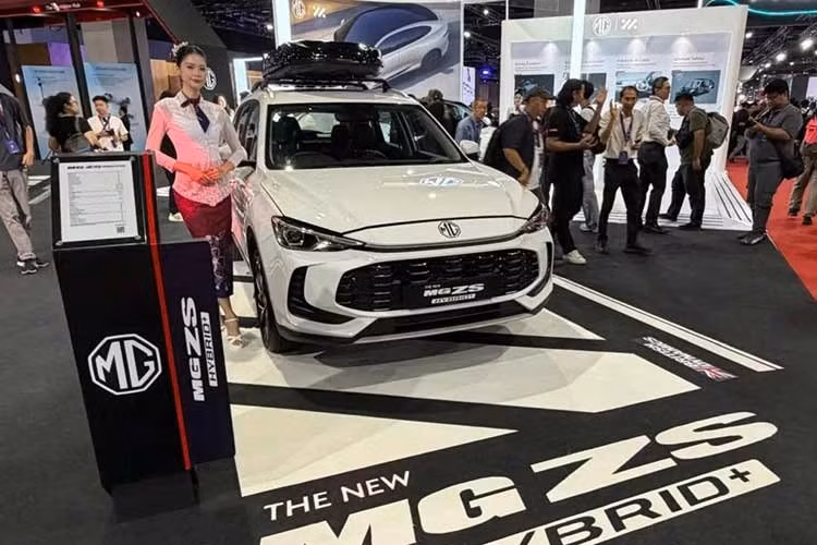 Theo kế hoạch, MG sẽ sớm bắt đầu bàn giao những chiếc ZS Hybrid+ đầu tiên tới khách hàng Indonesia, qua đó đánh giá phản hồi của thị trường đối với mẫu SUV hybrid sử dụng hộp số DHT 3 cấp mới. Dự đoán, mẫu xe này sẽ sớm chính thức được mở bán tại Việt Nam trong thời gian tới.