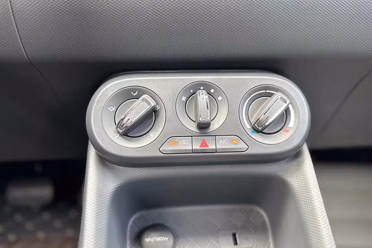 Hàng ghế cuối MPV điện Wuling Grango có thể gập xuống khi người dùng cần tăng diện tích chứa hành lý. Theo công bố của nhà sản xuất, dung tích khoang chứa đồ tối đa đạt khoảng 3.300 lít khi các hàng ghế phía sau được gập lại.