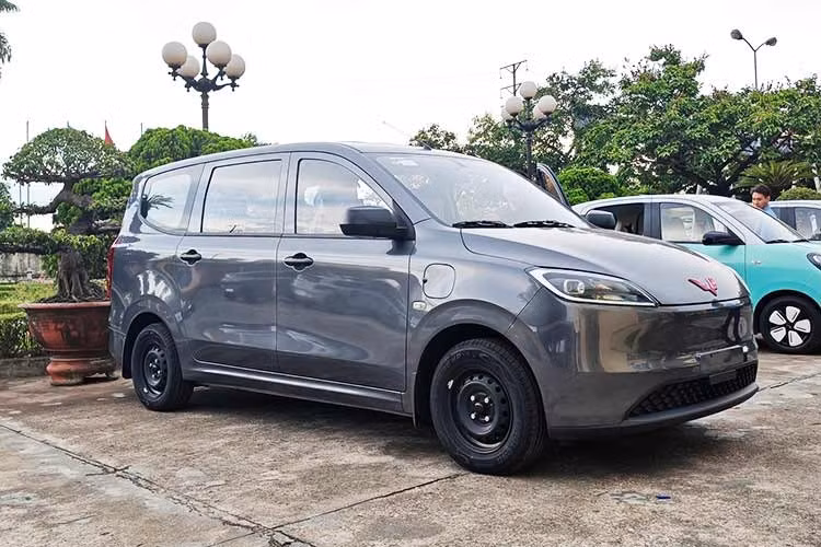 Với mức giá 499 triệu đồng cùng cấu hình 7 chỗ và khả năng di chuyển khoảng 300 km sau mỗi lần sạc, Wuling Grango là một trong số ít lựa chọn MPV thuần điện ở phân khúc phổ thông tại thị trường Việt Nam. Bên cạnh nhóm khách hàng gia đình, mẫu xe này cũng được kỳ vọng sẽ thu hút các doanh nghiệp và cá nhân kinh doanh dịch vụ vận tải nhờ chi phí vận hành thấp so với xe sử dụng động cơ đốt trong.