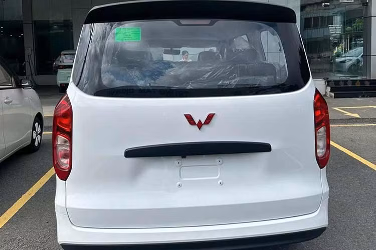 Điểm đáng chú ý là Grango được bố trí cấu hình ghế 2+2+3, trong đó hàng ghế thứ hai sử dụng hai ghế độc lập có bệ tỳ tay, mang lại không gian ngồi thoải mái hơn so với kiểu ghế băng truyền thống. Theo công bố của nhà sản xuất, khi gập toàn bộ ghế phía sau, khoang hành lý có thể mở rộng lên tới 3.300 lít.