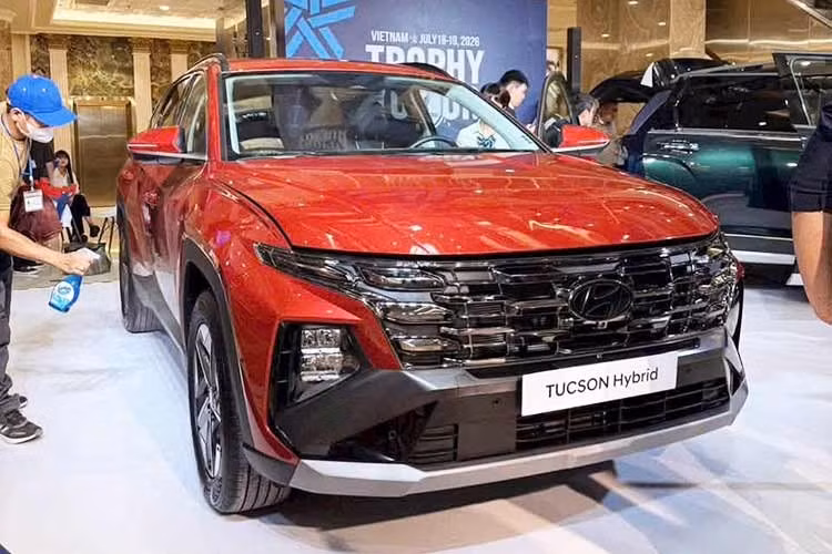 Hyundai TC Motor sẽ bổ sung thêm phiên bản hybrid vào dòng Tucson hiện tại, cạnh tranh với các đối thủ điện hoá xuất hiện ngày càng nhiều trong phân khúc SUV hạng C hiện tại. Cùng với đàn anh Palisade thế hệ mới, chiếc xe đã được trưng bày tại Hà Nội vào 2 ngày cuối tuần 18 và 19/7/2026.
