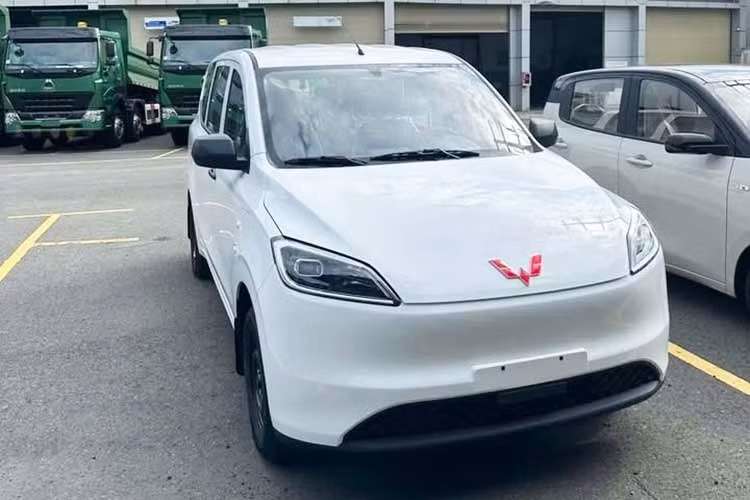 Ngoại thất của xe trang bị đèn pha LED tích hợp chiếu gần và chiếu xa, có khả năng điều chỉnh độ cao chùm sáng, đèn phanh trên cao LED, trong khi cụm đèn hậu vẫn sử dụng bóng halogen. Gương chiếu hậu chỉnh cơ, cửa kính trước chỉnh điện còn cửa kính hàng ghế sau là dạng trượt.