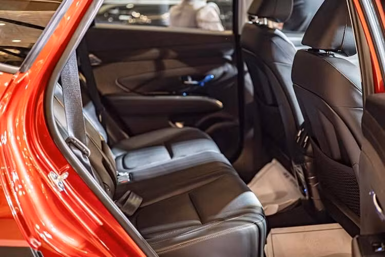 Mẫu xe SUV Hyundai Tucson Hybrid 2026 xuất hiện tại Hà Nội này theo quan sát, được trang bị động cơ Smartstream G 1.6 T-GDI tăng áp chạy xăng và mô-tơ điện để tạo thành hệ động lực hybrid. Hệ thống cho tổng công suất 235PS và tổng mô-men xoắn cực đại 367Nm.