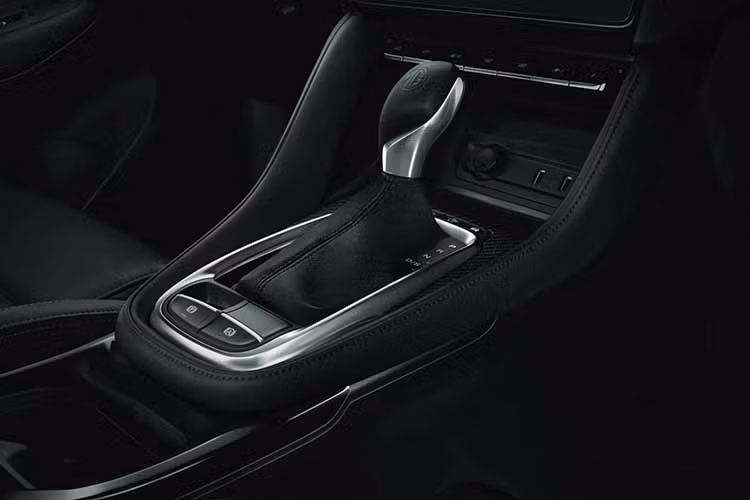Với cấu hình này, MG ZS Hybrid+ chỉ mất 8,7 giây để tăng tốc từ 0 lên 100 km/h trước khi đạt tốc độ tối đa 167 km/h. Không chỉ mạnh mẽ, xe còn cho phép người lái cá nhân hóa trải nghiệm thông qua 3 chế độ lái khác nhau cùng hệ thống tái tạo năng lượng KERS thông minh, giúp tối ưu hóa mức tiêu hao nhiên liệu khi di chuyển trong phố thị đông đúc.