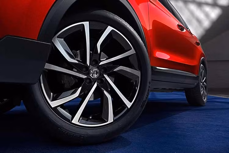 Về thiết kế, MG ZS Hybrid+ sở hữu những đường nét hiện đại với mâm hợp kim 18 inch sắc sảo, cụm đèn pha LED projector có tính năng tự động bật/tắt và kính tối màu mang lại vẻ ngoài sang trọng. Xe dài hơn Honda HR-V RS e:HEV là 75 mm và dài hơn Toyota Yaris Cross HEV là 120 mm.