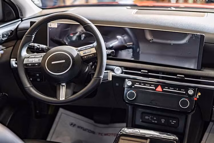 Trang bị nội thất của Hyundai Tucson Hybrid tại Việt Nam được trang bị cụm màn hình kỹ thuật số và màn hình giải trí có kích thước 12,3 inch. Một trong những thay đổi đáng chú ý là vô-lăng ba chấu với thiết kế tương tự mẫu xe điện Hyundai Ioniq 5.