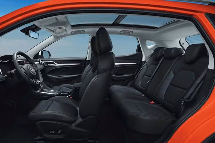 “Trái tim” của xe là khối động cơ xăng 1.5L chu trình Atkinson, sản sinh công suất 102 mã lực, kết hợp nhịp nhàng cùng mô-tơ điện công suất cao 136 mã lực. Khi cả hai cùng hoạt động, tổng công suất của hệ thống đạt tới 196 mã lực cùng mô-men xoắn cực đại 465 Nm. Sức mạnh này được truyền xuống bánh xe thông qua hộp số tự động DHT 3 cấp và bộ pin lithium-ion dung lượng 1,83 kWh.