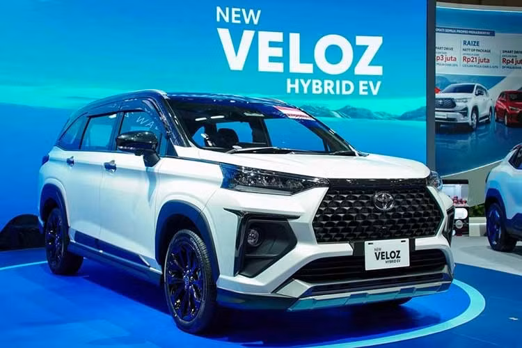 Cung cấp sức mạnh cho Toyota Veloz Hybrid sẽ là động cơ xăng 1.5L 4 xi-lanh kết hợp mô-tơ điện cho tổng công suất 111 mã lực, đi kèm hộp số e-CVT và bộ pin dung lượng 0,7 kWh. Trong khi đó, Veloz bản máy xăng hiện bán tại Việt Nam sử dụng động cơ 1.5L công suất 105 mã lực, mô-men xoắn 138 Nm kết hợp hộp số D-CVT.
