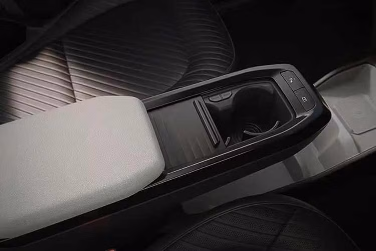 Khoang lái của Kia Syros EV được trang bị cụm màn hình Trinity Panoramic Display kích thước 30 inch, kết hợp bảng đồng hồ kỹ thuật số và màn hình thông tin giải trí cùng có kích thước 12,3 inch cùng màn hình điều hòa 5 inch ở giữa. Ngoài ra, xe còn có sạc điện thoại không dây và hệ thống âm thanh Harman Kardon 8 loa.