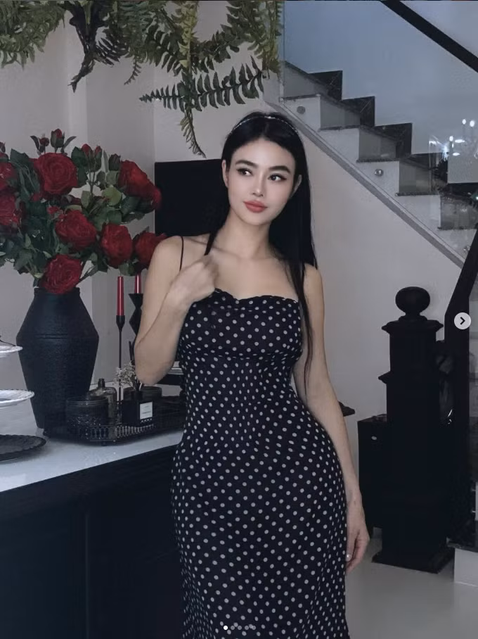 Trước những lời dị nghị, Julia Hồ chọn cách im lặng. Cô vẫn tham gia các hoạt động giải trí trong vai trò người mẫu ảnh, xuất hiện tại sự kiện nhưng hạn chế chia sẻ đời tư. Sau một thời gian, người đẹp dần rút lui khỏi làng giải trí, chuyển hướng tập trung vào công việc kinh doanh riêng, sống kín tiếng hơn.
