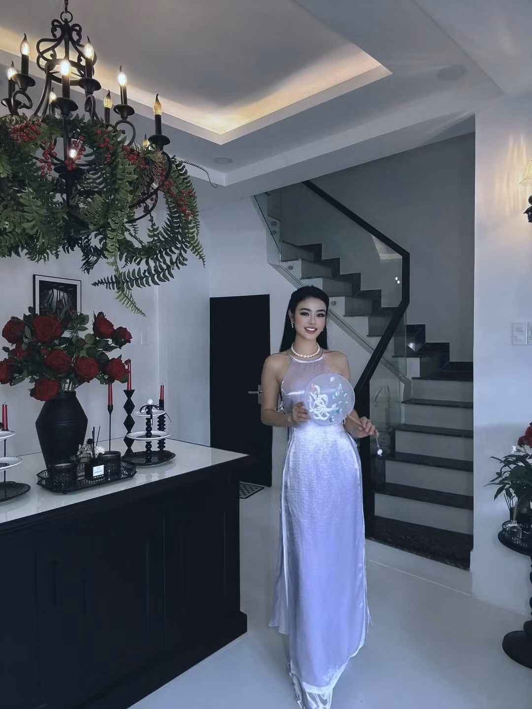Một số ý kiến trên mạng xã hội và vài trang tin giải trí khi đó từng gắn cho cô biệt danh gây tranh cãi, thậm chí mỉa mai danh hiệu hoa hậu của cô, cho rằng cuộc thi thiếu sức nặng. Việc người đẹp Ngọc Trinh cũng từng đăng quang ở sân chơi này trước đó càng khiến danh hiệu của Julia Hồ bị đem ra bàn luận nhiều hơn.