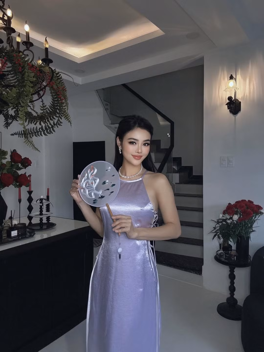 Từng được biết đến là một trong những nhan sắc nổi bật sau khi đăng quang Hoa hậu Người Việt Hoàn cầu 2012, Julia Hồ nhanh chóng trở thành gương mặt được truyền thông và công chúng quan tâm.