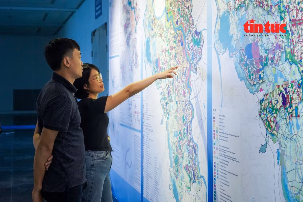 Hệ thống pano khổ lớn trưng bày quy hoạch Hà Nội qua các thời kỳ gắn liền với lịch sử phát triển.